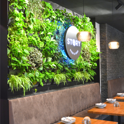 Instalací zelených stěn vznikl v restauraci dominantní živý prvek