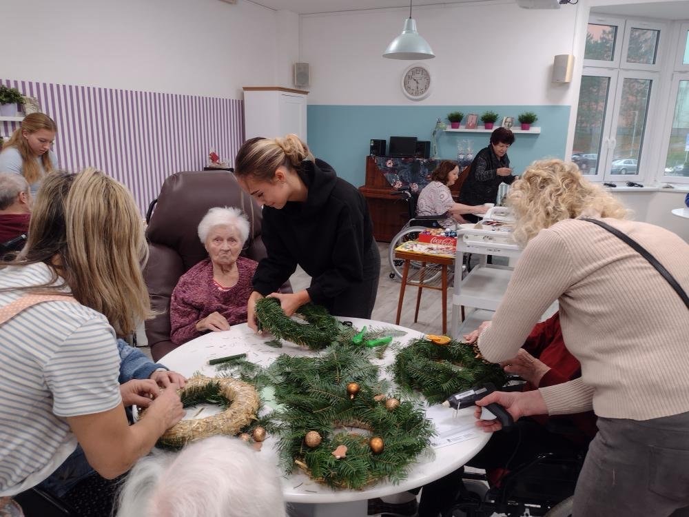 Seniori-a-asistenti-pri-tvoreni-adventnich-vencu-u-spolecneho-stolu
