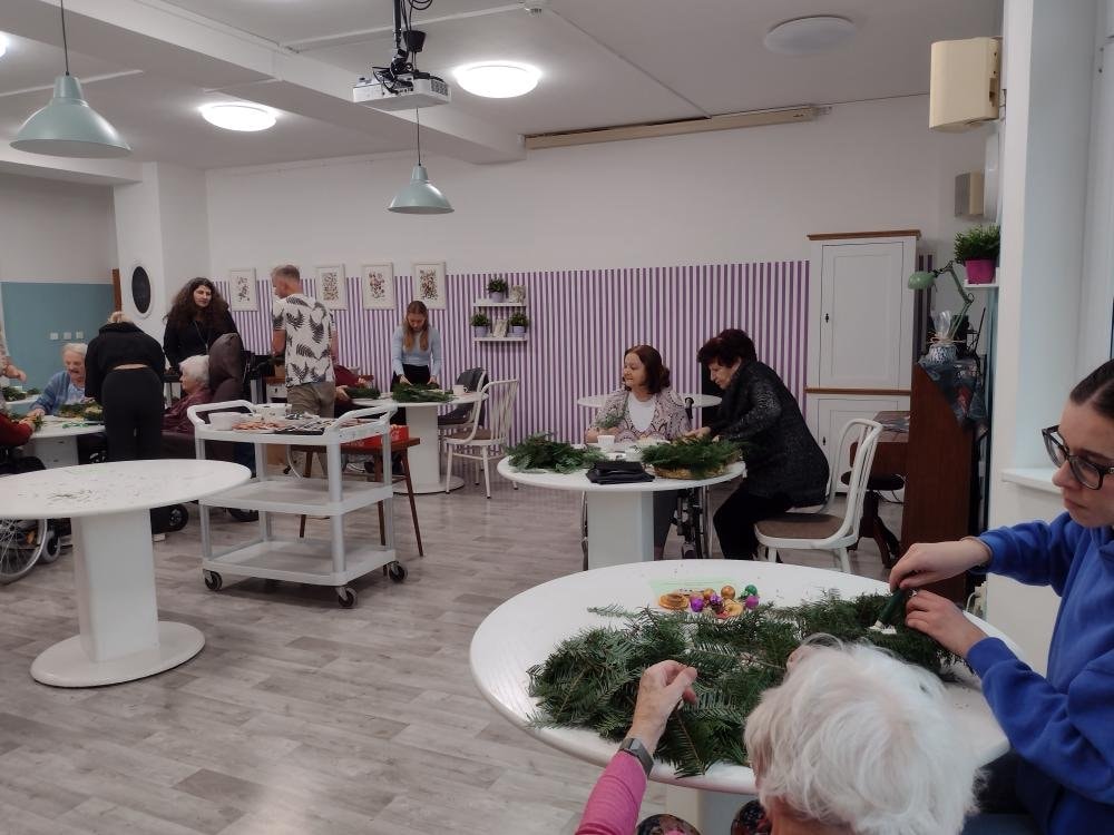 Seniori-vyrabeji-adventni-vence-z-prirodnich-materialu