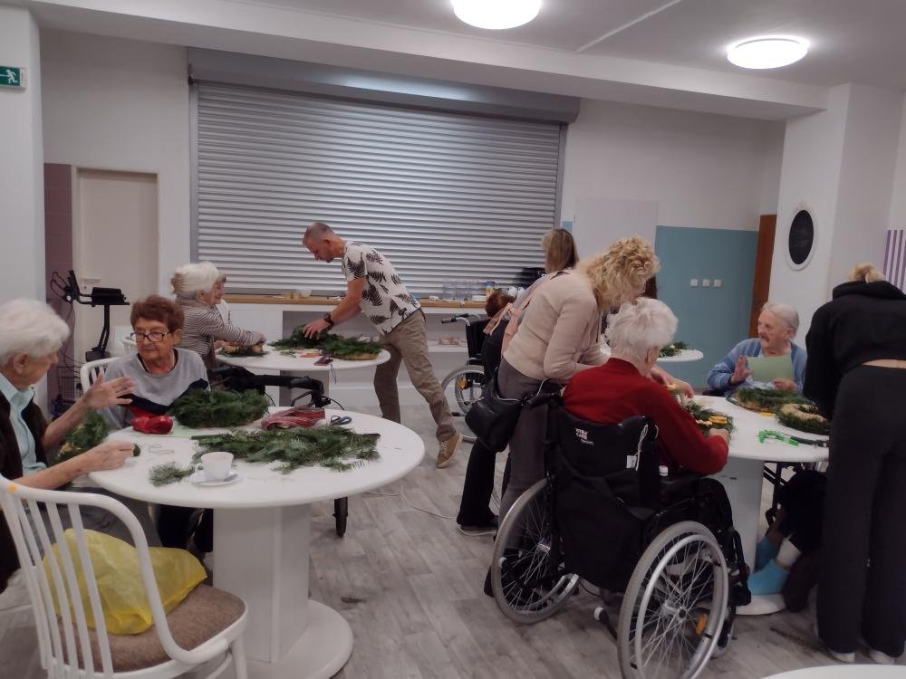 Spolecne-tvoreni-adventnich-vencu-v-domove-senioru-pred-Vanoci