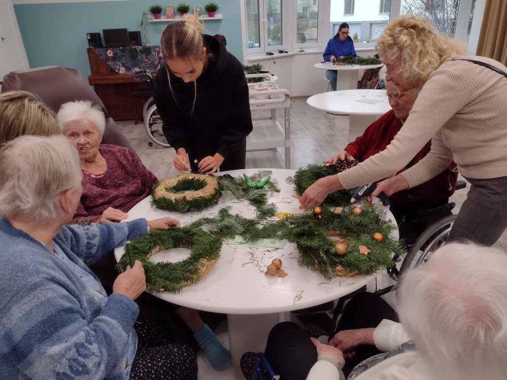 Vyroba-adventnich-vencu-v-domove-senioru