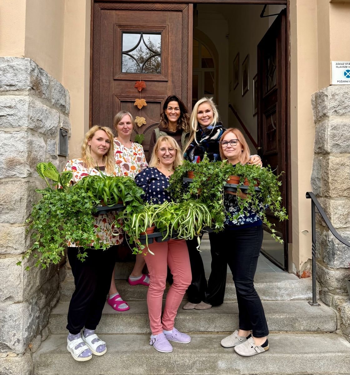 Zamestnanci-Vily-Vancurovy-o.p.s.v-Opave-s-darovanou-zeleni